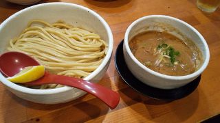 繁華街にある絶品のつけ麺