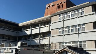 境内には入れず