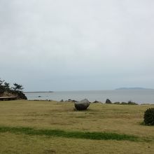 遠くに佐渡島が眺められる