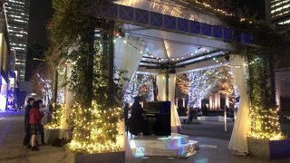 大きな歩行者専用の通りが公園として整備されています。