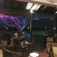 中庭に面したレストラン