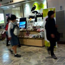 休日ということで店先でスタッフさんが呼び込みをやってました