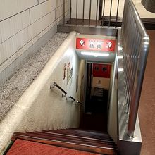 地下にあります