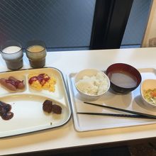 無料朝食。イカの漬物があったのが印象的。