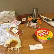 軽い食事なら、夜９時頃までなら手に入ります。