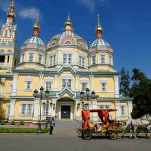 側面から見たゼンコフ正教会と、公園内を回る馬車。