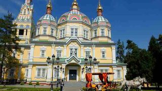 絵本に出て来そうな色合いのロシア正教の教会。内部のイコノスタシスが見事！