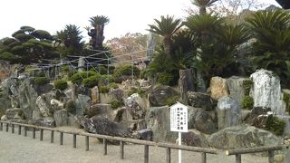 巨石を用いた迫力ある石庭「粉河寺庭園」