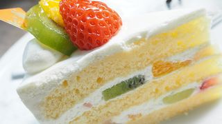 通りに面したきれいなビル