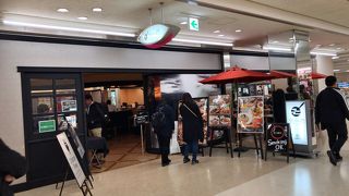 小松空港ビル内にあります