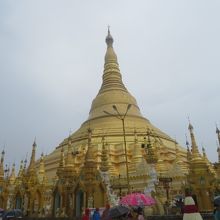 中央の仏塔