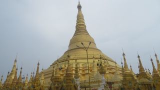 仏塔を見ながら広い境内を歩きました