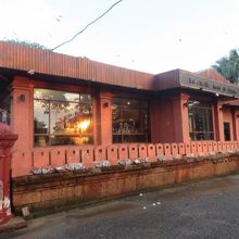 湖畔にある物産館