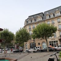 近くの広場、周りにカフェやスーパー、レストランあり