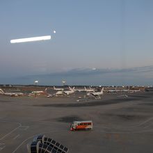 空港ターミナルビルから外の風景