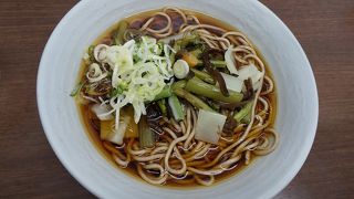 昔ながらの立ち食いそばがホームに食べられる