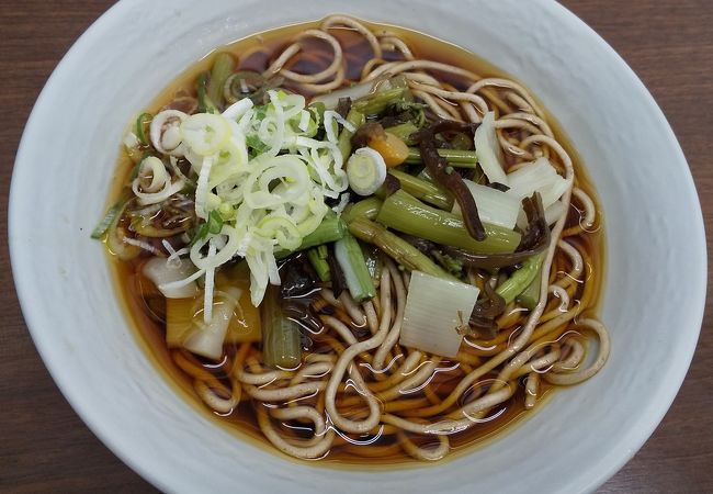 昔ながらの立ち食いそばがホームに食べられる