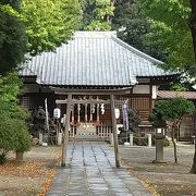 静かな雰囲気の神社