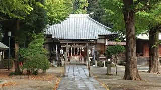 静かな雰囲気の神社
