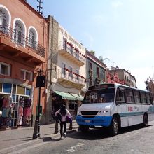 イダルゴ市場前のテルミナル行きバス