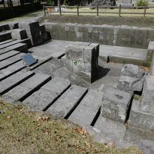 基礎部分のみ残ってます。