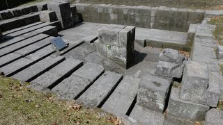 意外と軽めの石のように感じました。