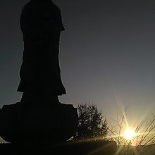 夕刻の恵水観音のシルエットは幻想的です！