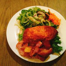 ベーコンとグリル野菜のサンド６５０円（税別）