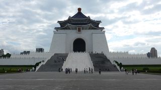 中正紀念堂は台北を訪れたら必ず訪れる観光スポットです!!