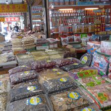 店内に店頭にたくさん並ぶ乾物の数々
