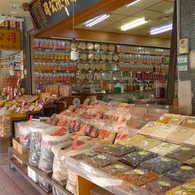 干しシイタケはどのお店も沢山取り扱いをしていました