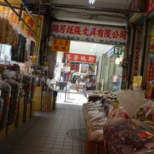 お店の外通路側にも沢山の商品が並びます