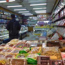 お店の奥の奥まで商品が並んでいます