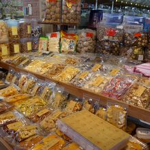 カシューナッツや干しバナナチップなどもあります