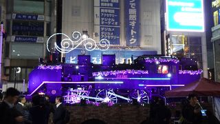 SLがライトアップされてサンタが手を振っていました