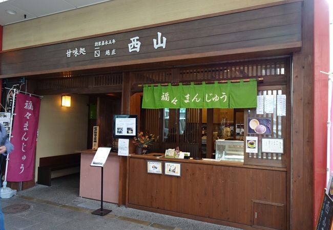 あんみつも店頭で蒸かしたお饅頭もおいしい