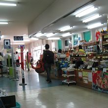 保安検査場とお土産店