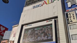 巨大な街頭ビジョン