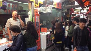 行列のできている草餅屋さん