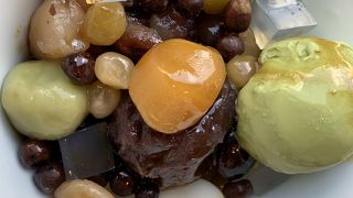 あんみつに抹茶アイスと黒蜜