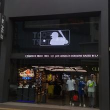 MLB。ロゴが大きく韓国の服って感じでダサい。