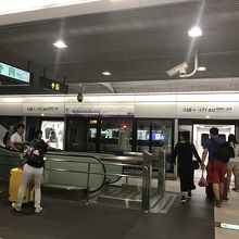 空港駅ホーム