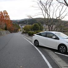 駐車場は3台分しかありません。