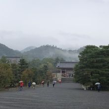 奥に中門が見える