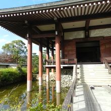 本堂は池に囲まれています