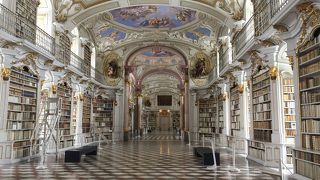 豪華絢爛な修道院図書館