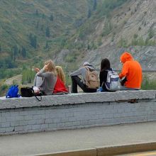 ダムの縁に腰かけて、上流方向を眺めている人たち。