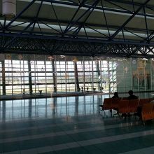 福岡空港国際線ターミナル四階、左右にオープン送迎デッキあり