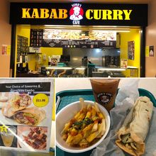 フードコートにあるナンのような生地でくるむラップは大きい