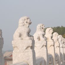 橋を渡ると欄干の上に544体もの小さな獅子の像がある
